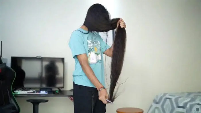 Cậu bé lập kỷ lục nam thiếu niên có mái tóc dài nhất thế giới