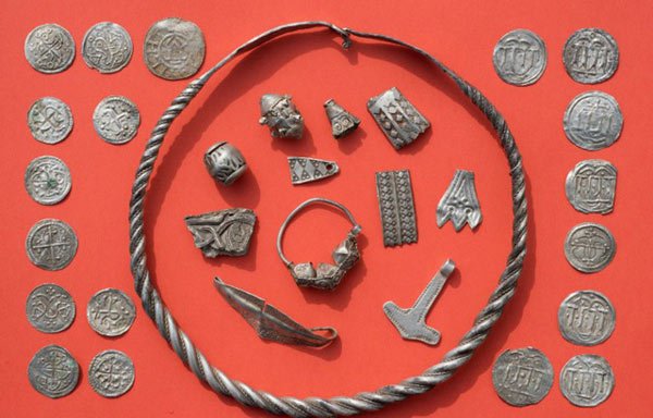 Cậu bé số đỏ tìm thấy kho báu 1000 tuổi vô giá của đế chế Viking