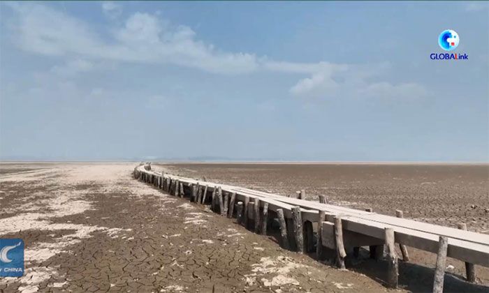 Cầu đá nghìn nhịp lộ diện khi hồ Bà Dương khô hạn bất thường