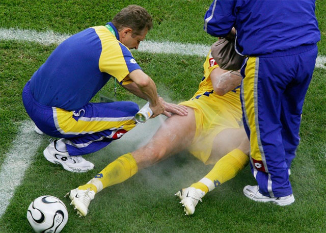 Cầu thủ bóng đá được xịt gì vào vết thương khi bị đau trên sân?