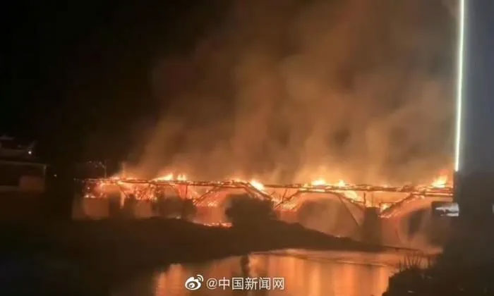 Cây cầu gỗ 900 năm tuổi dài nhất Trung Quốc bị thiêu rụi