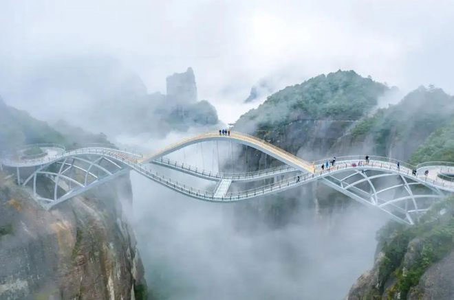Cây cầu kính độc lạ uốn lượn giữa trời mây ở Trung Quốc