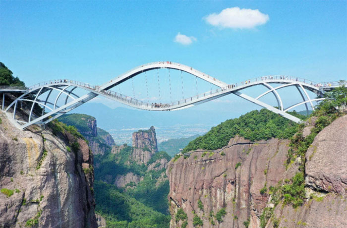 Cây cầu kính độc lạ uốn lượn giữa trời mây ở Trung Quốc