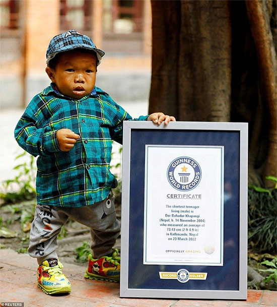 Chàng trai Nepal nhận danh hiệu nam thanh niên lùn nhất thế giới với chiều cao 73,43cm