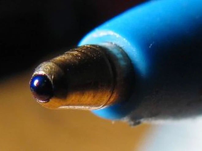 Chỉ có 4 nước sản xuất được bộ phận siêu nhỏ này trên bút bi, vật liệu làm nên chúng cứng gấp đôi thép!