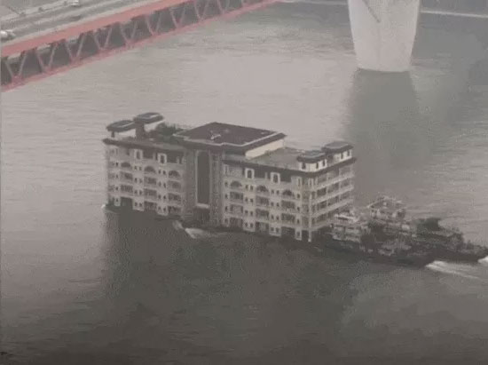 Chỉ có thể là Trung Quốc: Chở hẳn một tòa nhà 5 tầng trên sông bằng tàu vận tải
