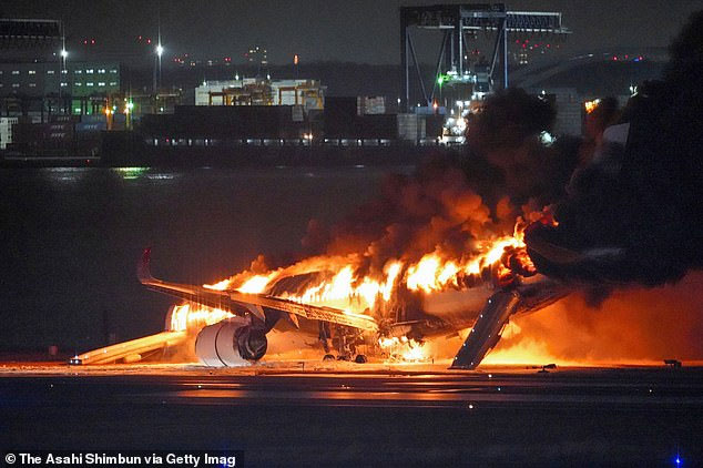 Chi tiết tối quan trọng giúp gần 400 hành khách thoát nạn thần kỳ trong vụ cháy máy bay tại Nhật Bản