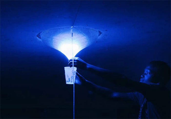 Chiếc đèn chưng cất nước biển, sạc lại bằng muối và năng lượng mặt trời của chàng sinh viên kiến trúc