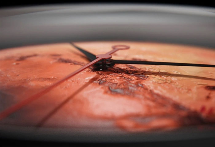 Chiếc đồng hồ độc đáo chứa bụi từ Hỏa tinh