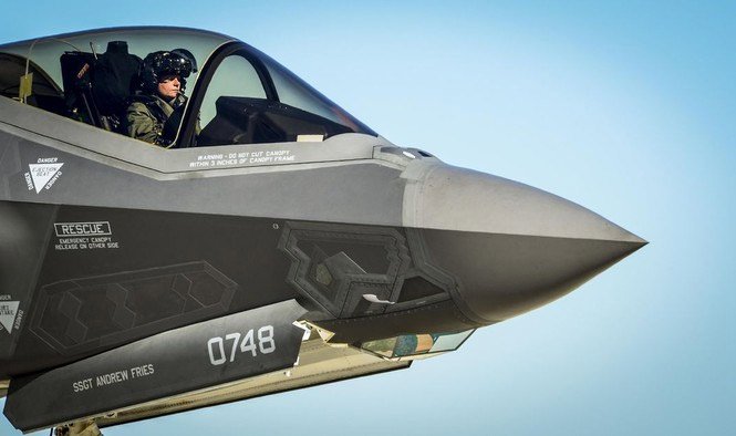 Chiếc mũ bay gần 10 tỷ đồng của phi công F-35 Mỹ