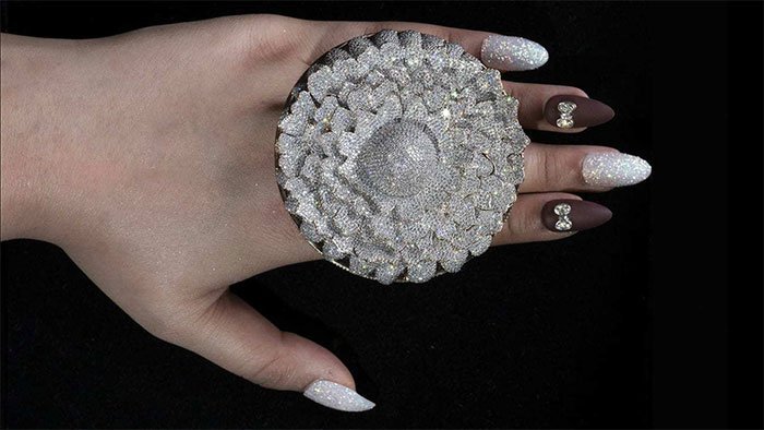 Chiếc nhẫn đính 12.638 viên kim cương lấp lánh lập kỷ lục Guinness
