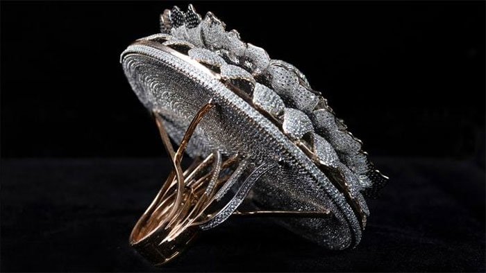Chiếc nhẫn đính 12.638 viên kim cương lấp lánh lập kỷ lục Guinness