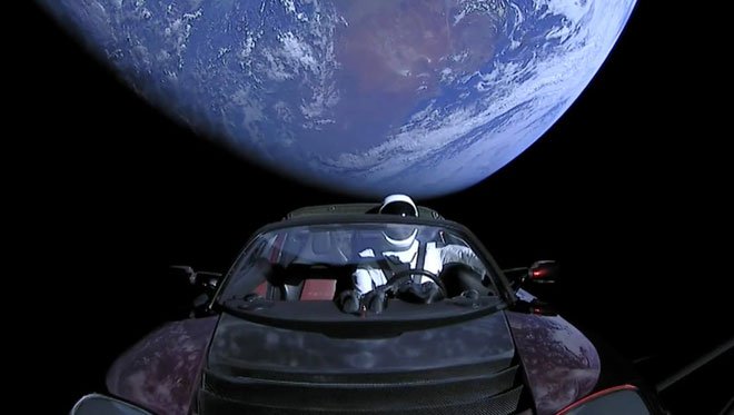 Chiếc Tesla Roadster phóng lên vũ trụ năm ngoái vừa hoàn thành một vòng quanh... Mặt trời