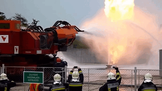 Chiến thần xe cứu hỏa mạnh nhất thế giới: Ngọn lửa cao hơn 91 mét vẫn dập tắt dễ dàng