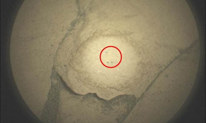 Chữ khắc laser đầu tiên trên đá sao Hỏa