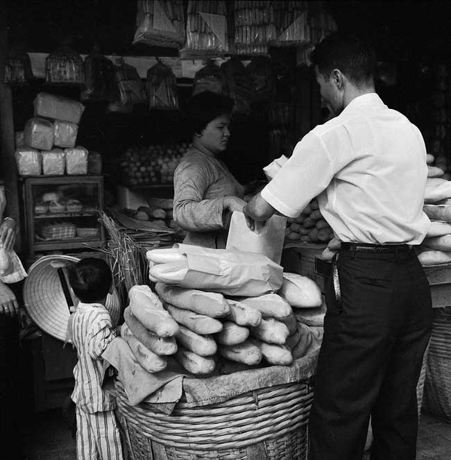 Chùm ảnh cực lý thú về bánh mì ở Sài Gòn xưa
