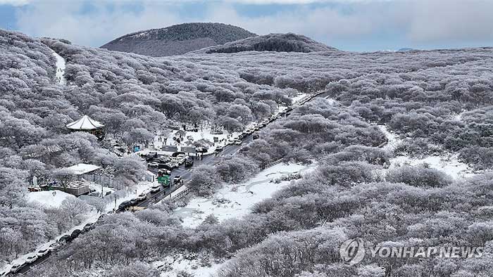 Chùm ảnh: Hàn Quốc đóng băng trong sóng lạnh Bắc Cực, băng tuyết trắng xóa bao phủ nhiều thành phố