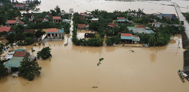 Chùm ảnh lũ lịch sử nhấn chìm đường sá, ngập hàng ngàn ngôi nhà ở Quảng Bình