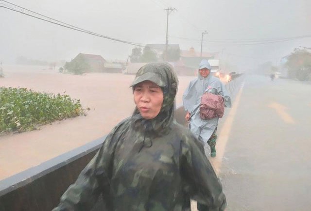 Chùm ảnh: Mưa lũ lịch sử ở Quảng Bình, nước ngập quốc lộ 1A hơn một mét, xe cộ chôn chân hàng km