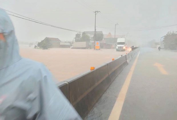 Chùm ảnh: Mưa lũ lịch sử ở Quảng Bình, nước ngập quốc lộ 1A hơn một mét, xe cộ chôn chân hàng km