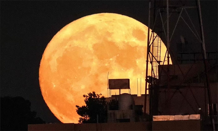 Chùm ảnh siêu trăng cá tầm rực rỡ trên bầu trời thế giới