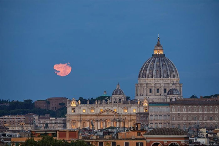 Chùm ảnh siêu trăng cá tầm rực rỡ trên bầu trời thế giới