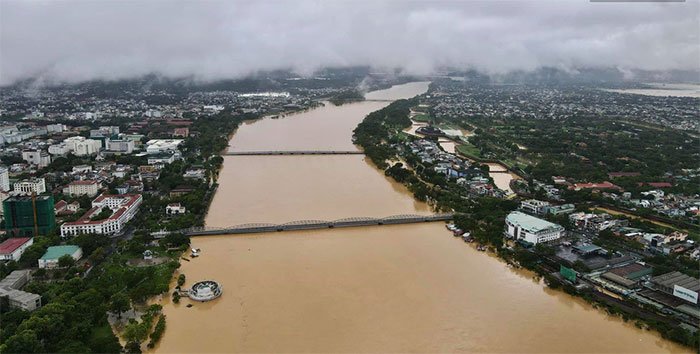 Chùm ảnh: Trung tâm thành phố Huế ngập nặng do mưa lũ kéo dài, nước tiến sát mép cầu Trường Tiền