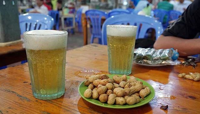Chuyện chưa kể về cốc bia vại “huyền thoại” ở Hà Nội: Thiết kế trong 1 giờ, thống trị suốt 40 năm