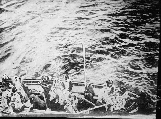 Chuyện của người sống sót cuối cùng trên Titanic: Uống rượu giải trí khi tàu chìm, tự thoát thân như phim hành động