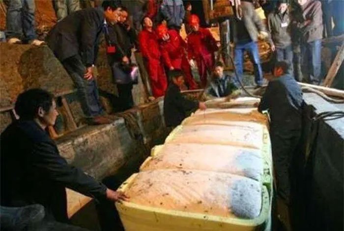 Chuyên gia chết lặng khi tìm thấy ngôi mộ giết người lớn nhất, có tới 80 thi thể chồng chất bên trong