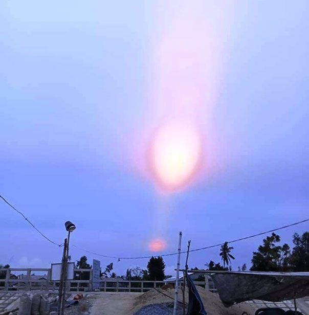 CLIP: Xôn xao vệt sáng lạ xuất hiện trên bầu trời Quảng Ngãi