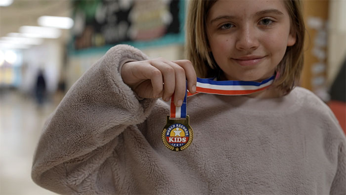 Cô bé 10 tuổi lập kỷ lục thế giới nhờ một bộ phận cơ thể lớn bất thường
