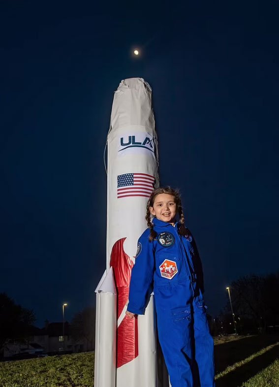 Cô bé mê khoa học được freeship vật lưu niệm lên Mặt trăng