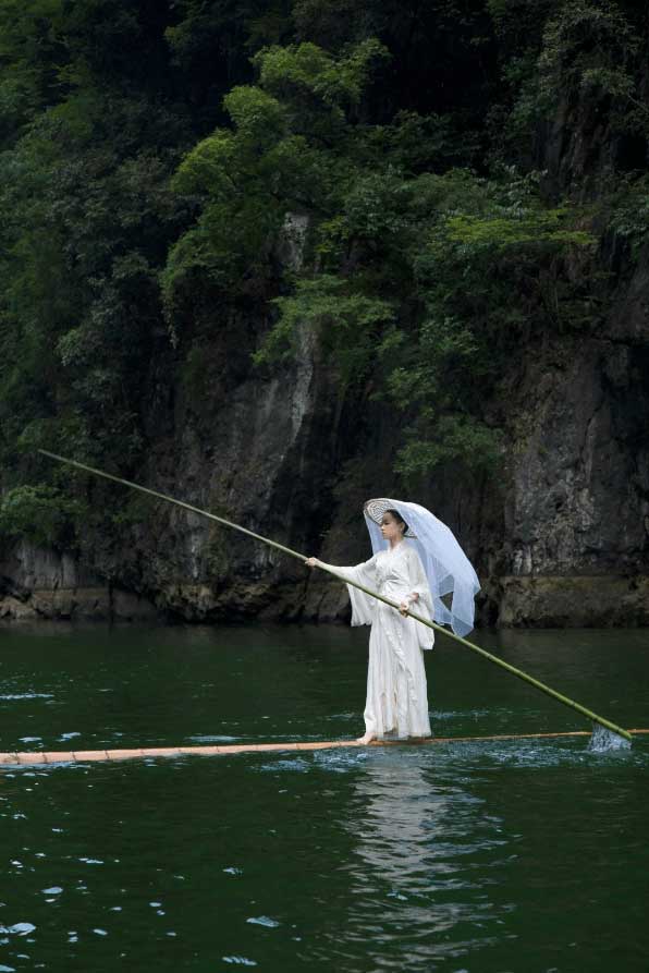 Cô gái sở hữu tuyệt kỹ lướt trên mặt nước gần thất truyền, biểu diễn trên sông như bước ra từ phim võ hiệp