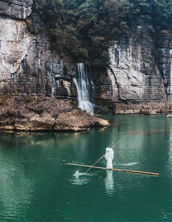 Cô gái sở hữu tuyệt kỹ lướt trên mặt nước gần thất truyền, biểu diễn trên sông như bước ra từ phim võ hiệp