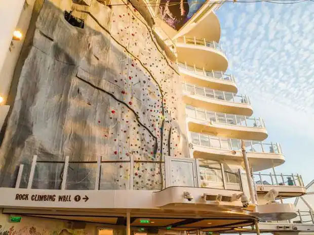 Có gì trên siêu du thuyền hạng sang lớn nhất thế giới? Hóa ra thành phố trên biển là có thật!