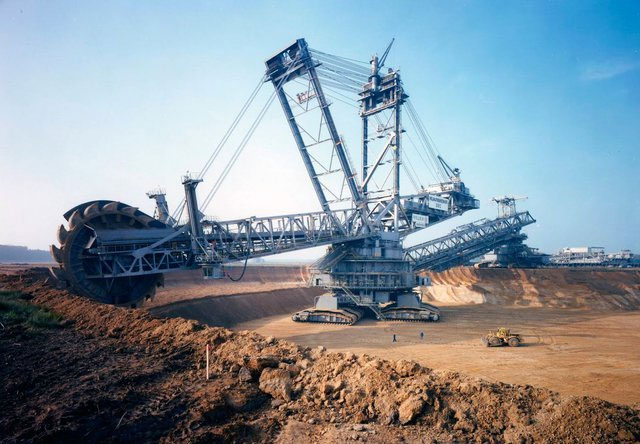Cỗ máy lớn nhất thế giới: Nặng 14.000 tấn, di chuyển “nhẹ” hơn chân người