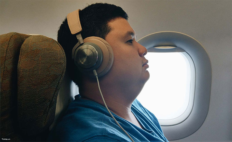 Có nên đeo tai nghe lúc máy bay cất và hạ cánh?