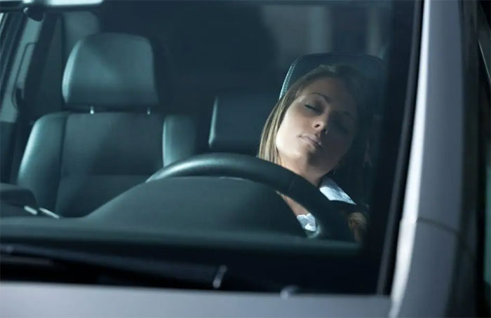 Có nên ngủ trong ô tô bật điều hòa khi trời nóng?