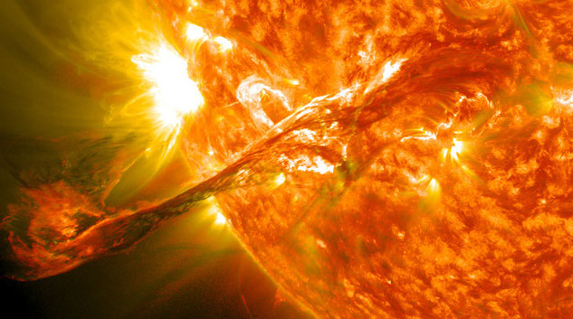 Cơn bão Mặt trời lớn có thể ném không gian gần Trái đất vào hỗn loạn