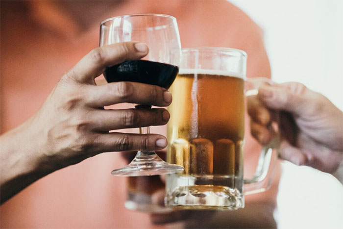 Cồn nội sinh và cồn do bia rượu khác nhau thế nào?