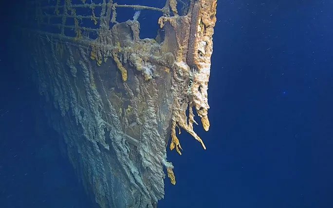 Con tàu Titanic huyền thoại đang tan rã vào đại dương