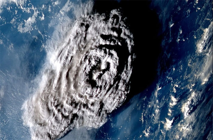 Cột khói trong vụ phun núi lửa Tonga chạm tới tầng 3 của khí quyển
