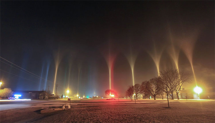 Cột sáng nhiều màu rọi lên trời ở thành phố Mỹ