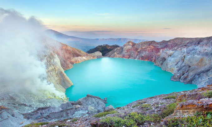 Cụm núi lửa Ijen ở Indonesia phun dung nham xanh
