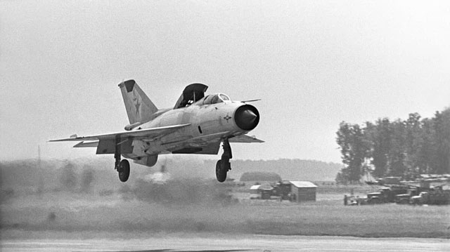 Cuộc đào thoát của phi công Liên Xô, lái chiếc máy bay tối mật nhưng hạ cánh nhầm xuống sân bay NATO