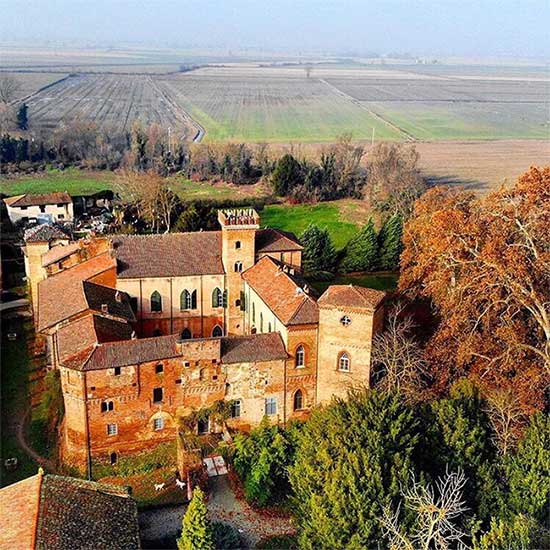Cuộc sống cổ tích trong lâu đài 900 tuổi nước Ý: Có 45 phòng, gia đình mất 2 tiếng để gặp nhau