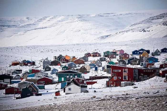 Cuộc sống tại thị trấn tận cùng cực bắc Trái đất, nơi người dân xây nhà trên những tảng băng đang tan dần
