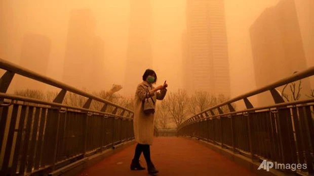 Cuồng phong mạnh nhất thập kỷ đổ bộ, cả Bắc Kinh chìm trong màu nâu nhạt