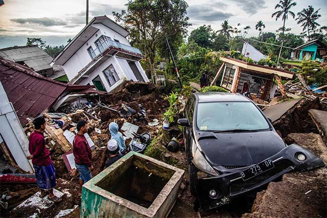 Cứu sống cậu bé bị chôn vùi 3 ngày trong đống đổ nát sau động đất ở Indonesia